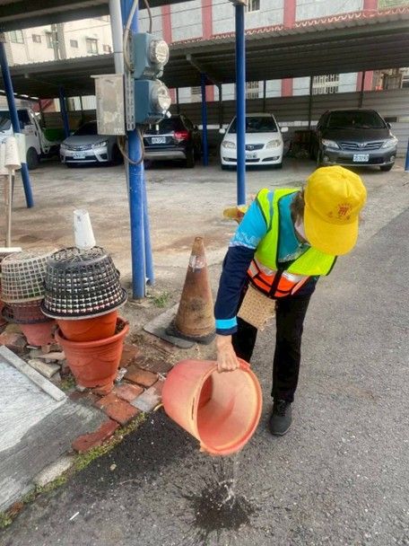 防疫團隊在社區病媒蚊巡查落實巡倒清刷 防疫團隊在社區病媒蚊巡查落實巡倒清刷